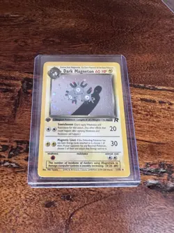 2000 WOTC POKEMON TEAM ROCKET 1ST EDITION DARK MAGNETON 11/82 HOLO RARE - Image 1