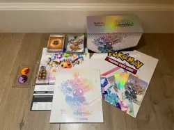 Poster Prismatic Evolutions, EMPTY ETB Elite Trainer Box, Card Sleeves, Dividers - Image 1