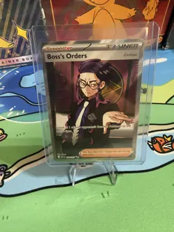 Pokemon Ascended Heroes Boss's Orders Corbeau 256/217 Full Art Trainer NM/M - Image 1