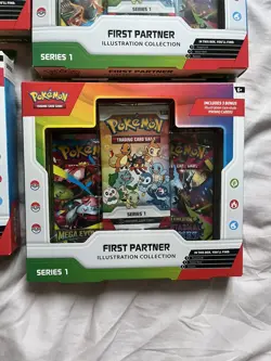 Pokemon TCG First Partner Illustration Collection Series 1 Sealed IN HAND ! ✅ X4 - Image 2