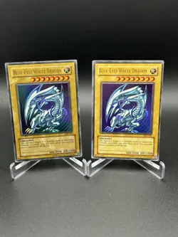 Yugioh TCG 2x Blue-Eyes White Dragon SDK-001 Vintage Starter Deck Kaiba LP-DMG - Image 1