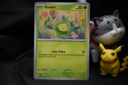 Budew 004/131 Sv: Prismatic Evolutions Regular Pokemon NM - Image 1