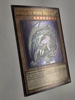 Blue-Eyes White Dragon LCKC-EN001 (Version 2) Ultra Rare Holo Foil Bleed SDK Art - Image 4