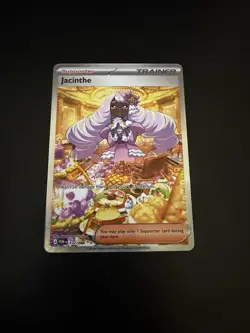 Pokemon Jacinthe Full Art Trainer-Supporter Holo Rare POR EN 122/088 2024 - Image 1
