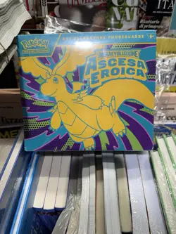 Pokemon Megaevoluzione Ascesa Eroica ETB Set Allenatore Fuoriclasse ITA SEALED - Image 2