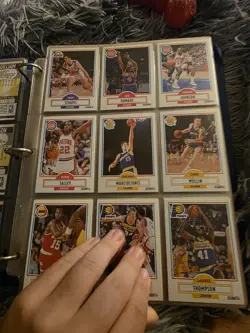 Up for sale is a large vintage NBA Hoops basketball card lot in binder form - Image 2