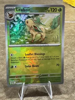 Leafeon (Poke Ball Pattern) NM 005/131 SV: Prismatic Evolutions Pokemon - Image 1