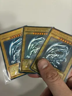 *** BLUE EYES WHITE DRAGON *ULTRA RARE SDK-001 ORIGINAL (MP) YUGIOH! LOT OF 3 - Image 1