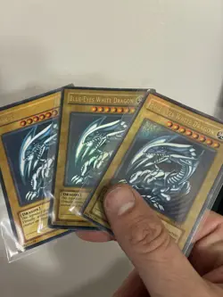 *** BLUE EYES WHITE DRAGON *ULTRA RARE SDK-001 ORIGINAL (MP) YUGIOH! LOT OF 3 - Image 4