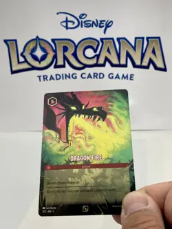LORCANA Promo Challenge Dragon Fire 1/C1🌟Foil🌟 Mint avec protection magnetique - Image 2