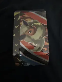 Pokemon TCG Jolteon V Eevee Evolutions Tin Sealed - Image 3