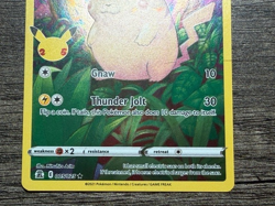 POKEMON FULL ART PIKACHU 005/025 RARE CELEBRATIONS 2021 LP + ARCEUS SLEEVE - Image 3