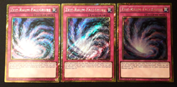 Yu-Gi-Oh! 3x Zeit-Raum-Fallgrube, PGL3-DE039, Gold SCR, 1. Auflage, Deutsch, EX - Image 1