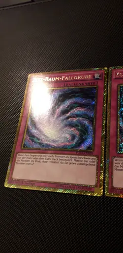 Yu-Gi-Oh! 3x Zeit-Raum-Fallgrube, PGL3-DE039, Gold SCR, 1. Auflage, Deutsch, EX - Image 2