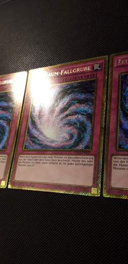 Yu-Gi-Oh! 3x Zeit-Raum-Fallgrube, PGL3-DE039, Gold SCR, 1. Auflage, Deutsch, EX - Image 3