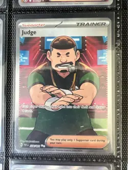 Pokemon Judge 228/091 Special Illustration Rare Paldean Fates Karte Richter - Image 1