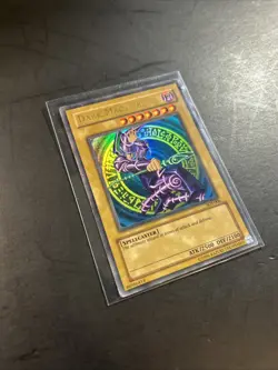 2002 Yu-Gi-Oh DARK MAGICIAN ORIGINAL HOLO!▪SDY-006 (Has Small Crease On Sides) - Image 3