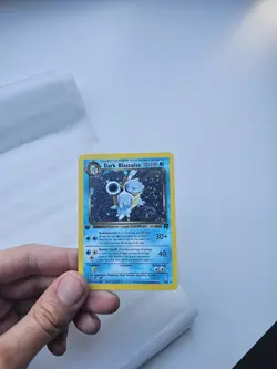 Pokemon Dark Blastoise/ dunkles Turtok Holo 3/82 PSA 8 – Perfect Swirl Placement - Image 3