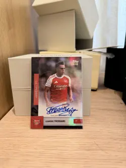 2025-26 Topps Arsenal Team Set Leandro Trossard Auto 09/49 *Pack Fresh* - Image 1