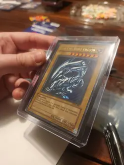 10 GEM MINT Blue-Eyes White Dragon Starter Deck Kaiba REMOVED FROM CRACKED CASE - Image 1