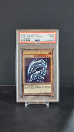 2024 YU-GI-OH! MP24-25TH ANV TIN: DUELING MIRRORS BLUE-EYES WHITE DRAGON PSA 9 - Image 2