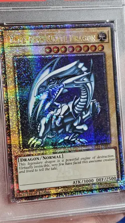 2024 YU-GI-OH! MP24-25TH ANV TIN: DUELING MIRRORS BLUE-EYES WHITE DRAGON PSA 9 - Image 3