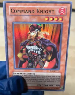 HP YUGIOH Command Knight DB2-EN114 2005 Super Rare Unlimited - Image 2
