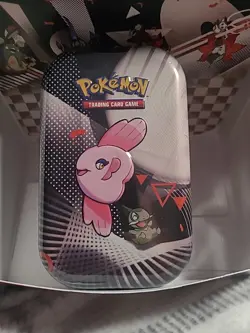 Pokemon TCG Unova Mini Tin – Alomomola & Axew (2 Booster Packs & 1 Sticker Card) - Image 1