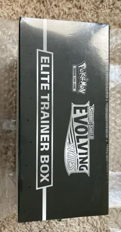 Pokemon TCG Sword & Shield Evolving Skies Elite Trainer Box ETB New/SEALED - Image 4