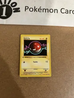 Voltorb 67/102 1st Edition Shadowless Base Set Pokemon Card Vintage WOTC DMG - Image 1