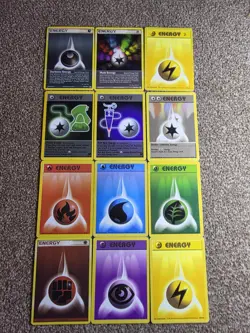 Pokemon Vintage Bundle 1999 base set x139 cards includes 1 tin - Image 1