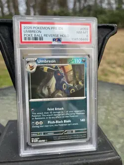2025 POKEMON PRE EN-PRISMATIC EVOLUTIONS POKE BALL REVERSE HOLO UMBREON PSA 8 - Image 1