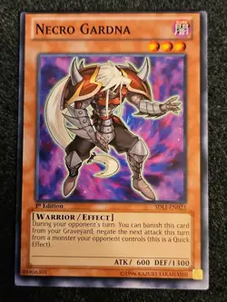 *Misprint* Necro Gardna SDLI-EN023 Yu-Gi-Oh! NM 1st Edition Miscut - Image 1
