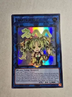 YuGiOh! Traptrix Sera RA05-EN104 STAMP ART Rarity Collection 5 - Image 1