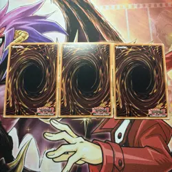 Yugioh! Playset 3x Ein Held Lebt Ultra Rare - RA04-DE087 1. Auflage - Deutsch - Image 2