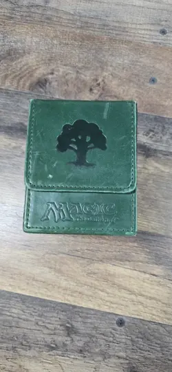 Magic the Gathering MTG Mana Flip Deck Box Ultra Pro GREEN Magnetic Pre Owned - Image 1