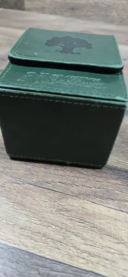 Magic the Gathering MTG Mana Flip Deck Box Ultra Pro GREEN Magnetic Pre Owned - Image 2