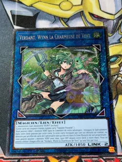 CARTE Yu Gi Oh VERDANT, WYNN LA CHARMEUSE DE VENT RA03-FR045 PLATINUM RARE - Image 1