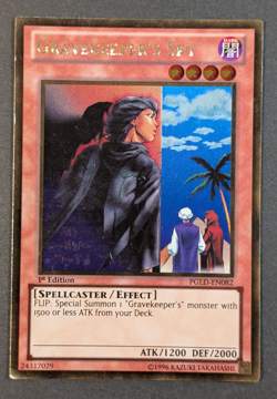 Yugioh TCG - 1x Gravekeeper's Spy - PGLD-EN082 - LP - 1st Edition - Gold Rare - Image 1