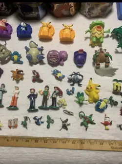 Pokemon Collectible Figures 2005-2012, Tins, Card Cases, plus 2 oversized cards - Image 3