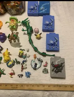 Pokemon Collectible Figures 2005-2012, Tins, Card Cases, plus 2 oversized cards - Image 4