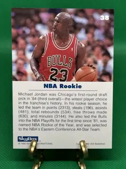 1992 SKYBOX USA #38 MICHAEL JORDAN / NBA ROOKIE ! - Image 2