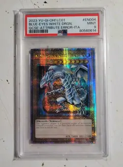 Yugioh 2023 Blue-Eyes White Dragon LC01-EN004 QCSE Attribute Error Italian PSA 9 - Image 1