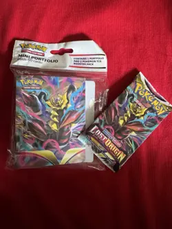 Pokemon: Lost Origin Mini Portfolio (Portfolio And 1 Pokemon TCG) - New Booster - Image 1