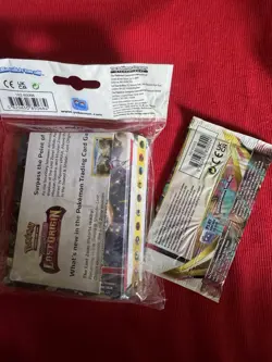 Pokemon: Lost Origin Mini Portfolio (Portfolio And 1 Pokemon TCG) - New Booster - Image 2