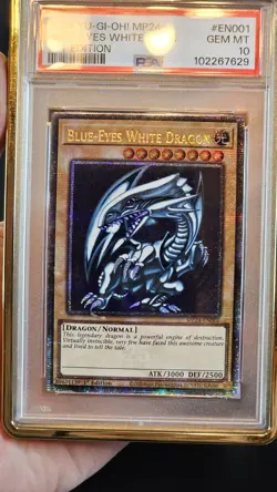 2024 YU-GI-OH! MP24-25TH ANV TIN: DUELING MIRRORS BLUE-EYES WHITE DRAGON PSA 10 - Image 3