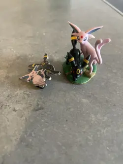 Espeon & Umbreon Pin Badge - Pokemon TCG Prismatic Evolutions Figure Collection - Image 1