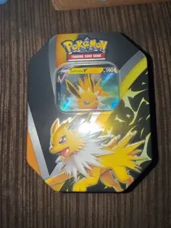 Pokemon Trading Card Game: Eevee Evolutions Tin - Booster Pack 820650809057 - Image 1