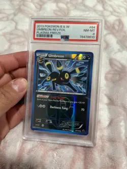 POKEMON BLACK & WHITE PLASMA FREEZE 64 UMBREON-REV.FOIL PLASMA FREEZE PSA 8 - Image 1
