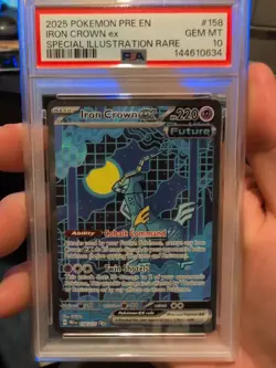 2025 POKEMON EN PRE DE-PRISMATIC EVOLUTIONS 158 IRON CROWN EX SIR PSA 10 - Image 1